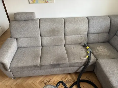 Znečištěná šedá sedačka před čištěním